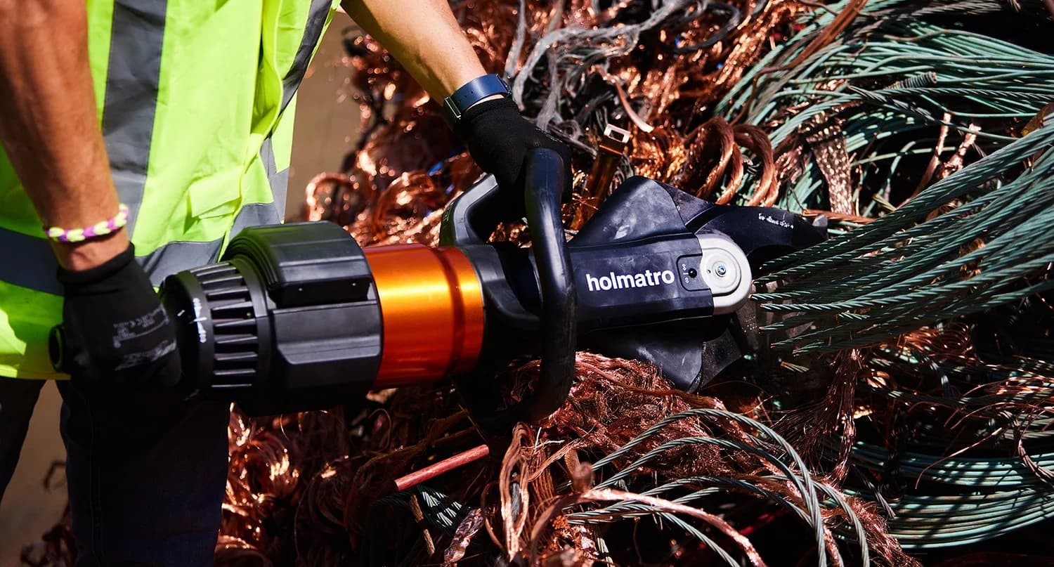 Cisaille mécanique en action pour une découpe à froid sur une structure métallique