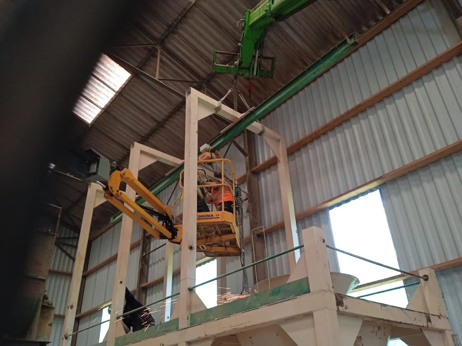 Lecture de structure - Déposer, découper ou démonter un ensemble métallique demande une lecture rigoureuse de l'ouvrage et un phasage cohérent.