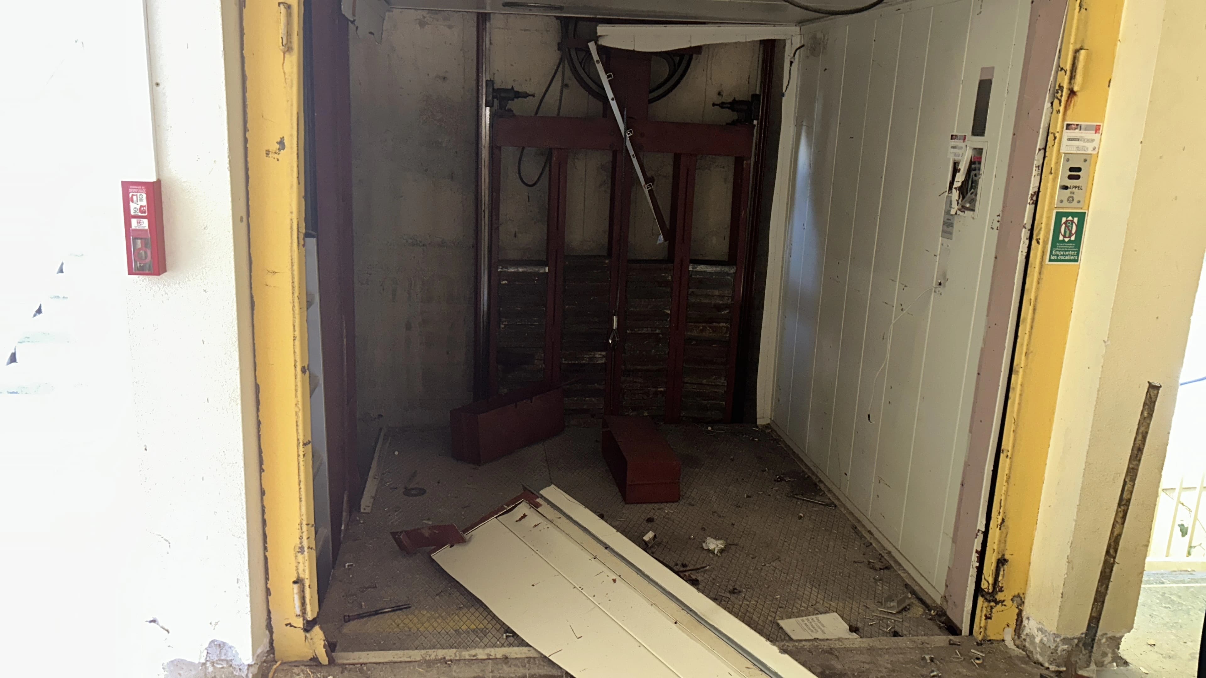 Dépose de contrepoids d'ascenseur