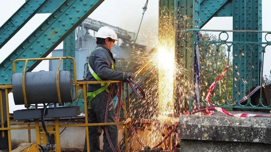 Découpe d'ouvrage métallique