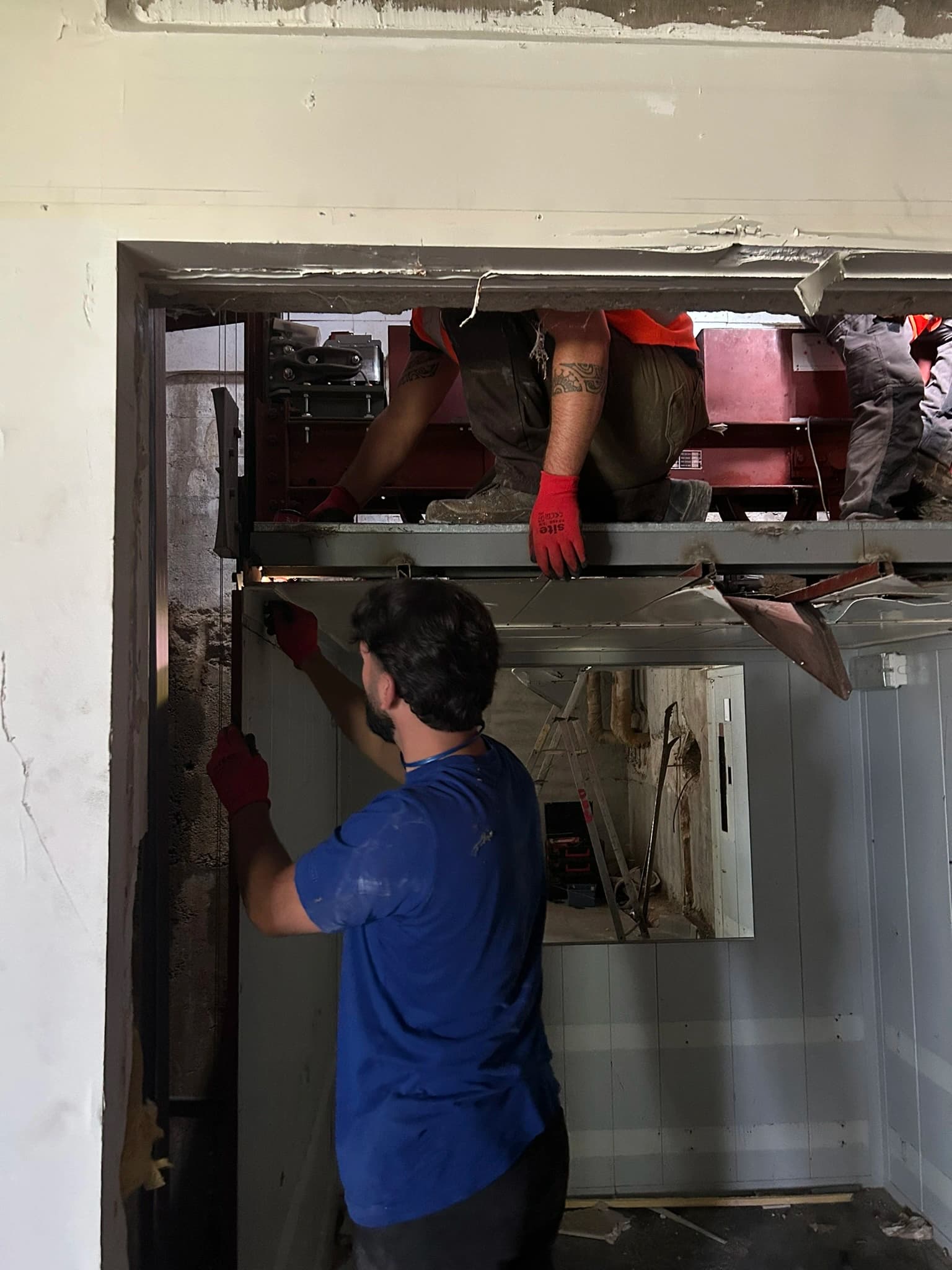 Traiter des contextes variés - Process industriels, cabines d'ascenseurs ou charpentes : la spécialité reste la phase métal, mais chaque expertise a son terrain.