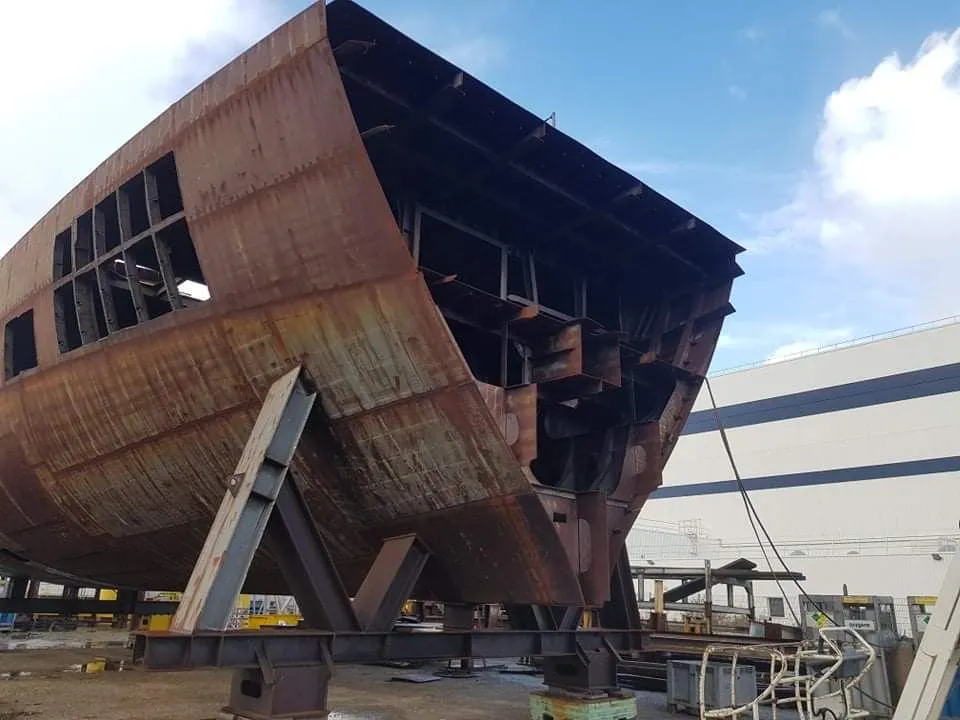 Découpe de coque en chantier naval