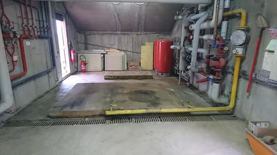 Local technique entièrement dégagé après dépose thermique des réseaux