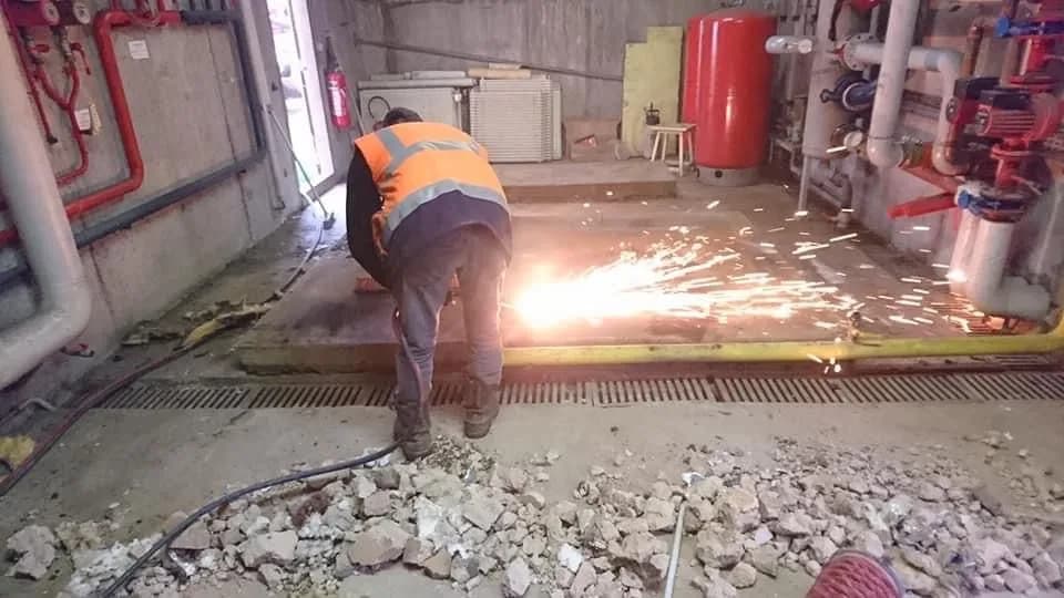 Réseau de tuyauteries métalliques en chaufferie tertiaire avant dépose par oxycoupage