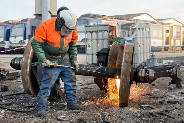 Structure métallique ferroviaire déposée sur un chantier d'intervention réseau