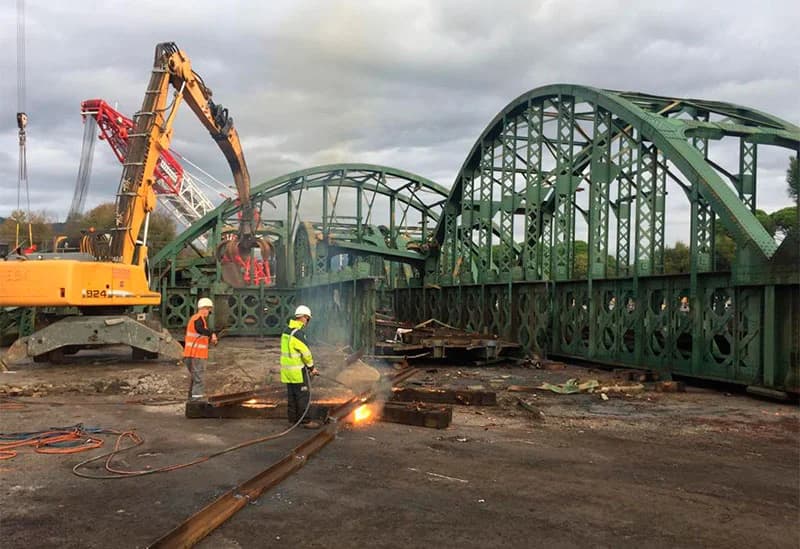 Pont métallique en cours de dépose sur un chantier de génie civil