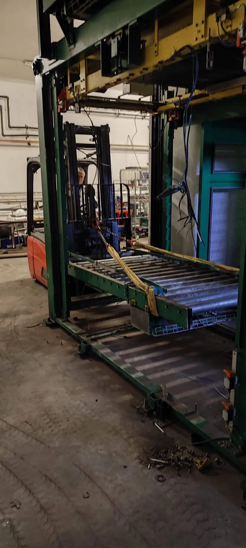 Chariot élévateur sur un chantier de démolition industrielle au Mans, Sarthe