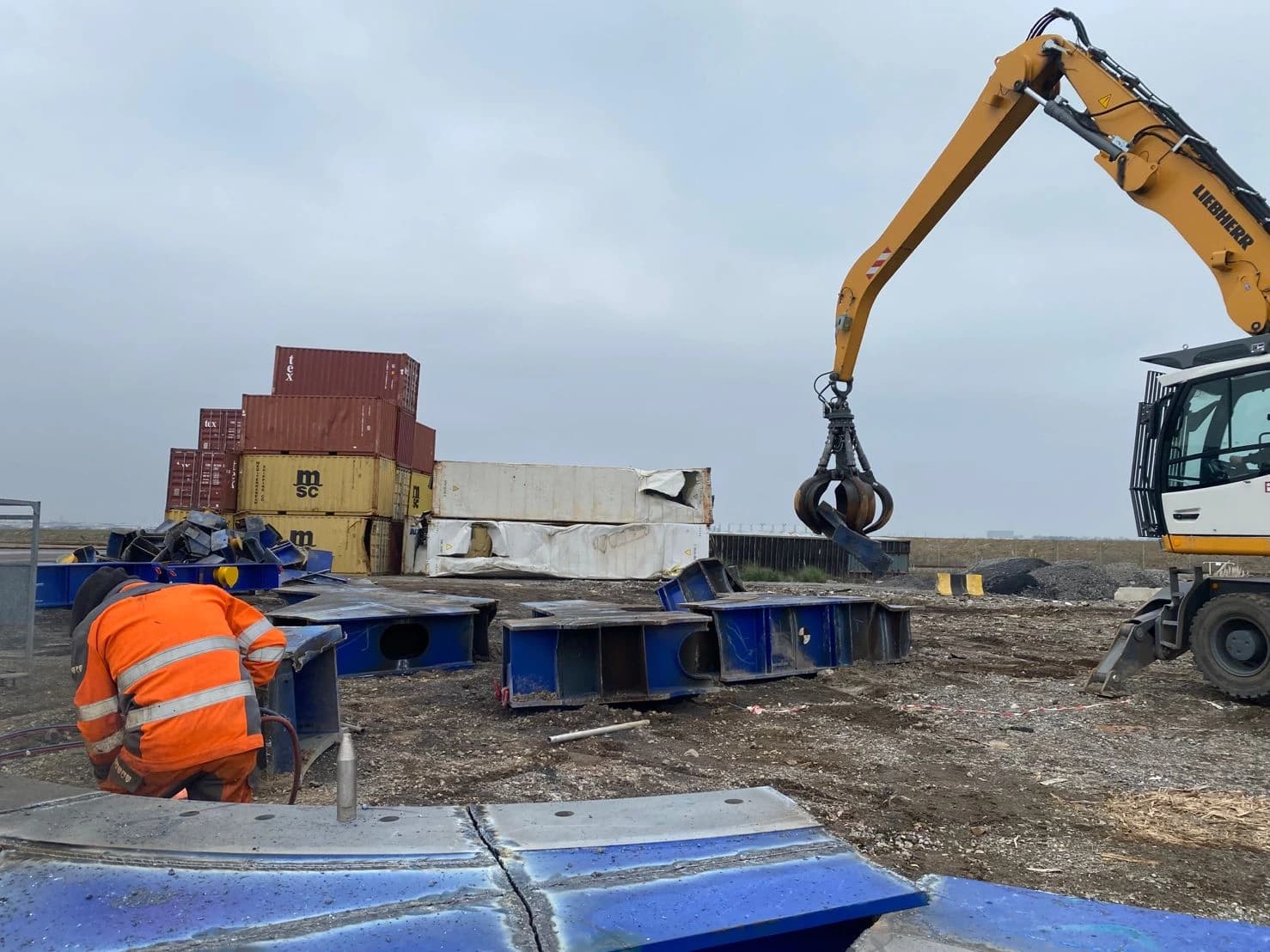 Pelleteuse avec cisaille sur un chantier de démolition industrielle à Caen