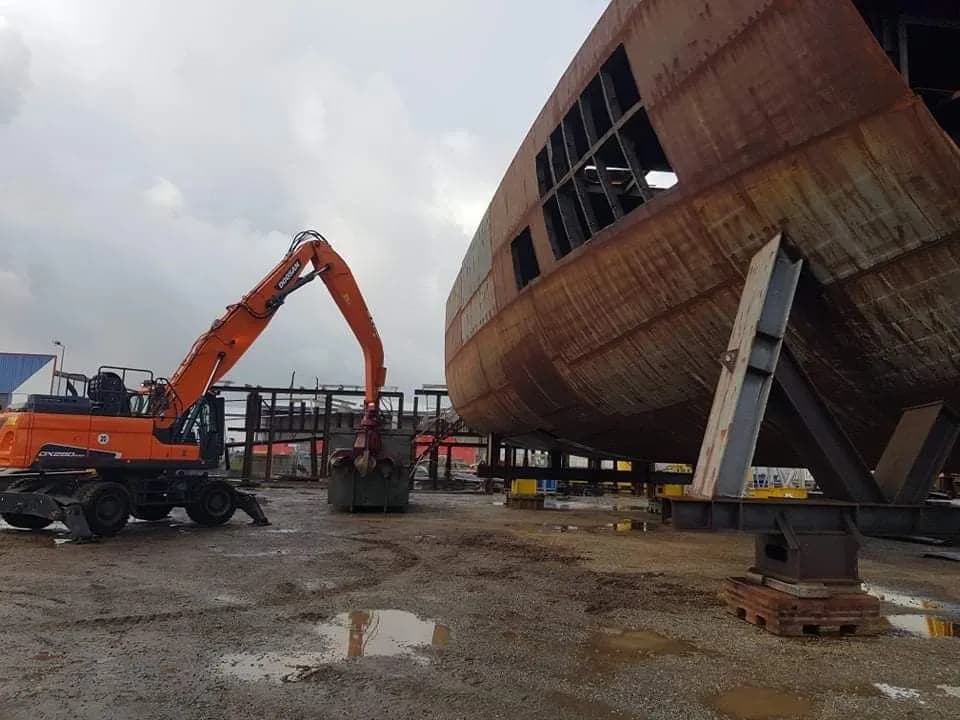 Pelleteuse sur un chantier de démolition navale à Brest, Finistère