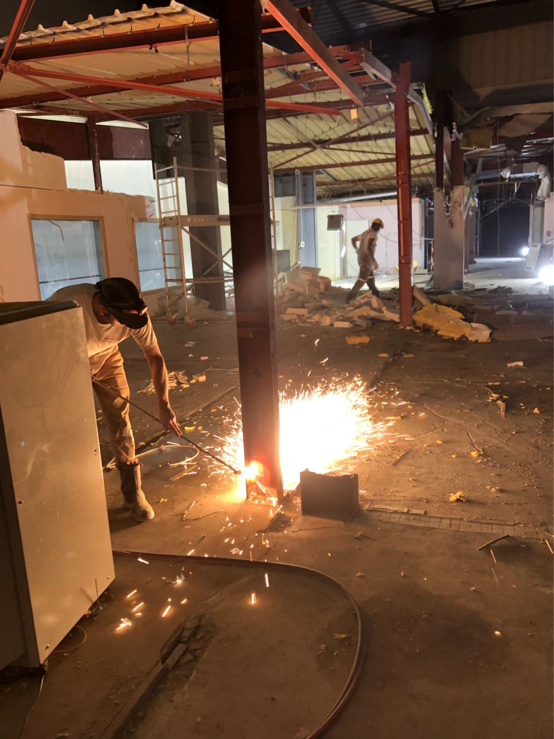 Structure métallique et équipements techniques démontés dans un bâtiment tertiaire