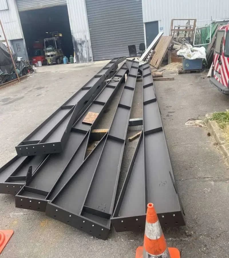 Démontage d'éléments de charpente métallique en extérieur à Quimper, Finistère