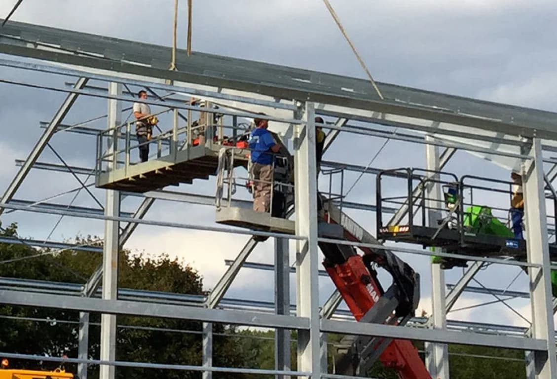 Démontage de charpente métallique avec nacelles et grue à Saint-Nazaire