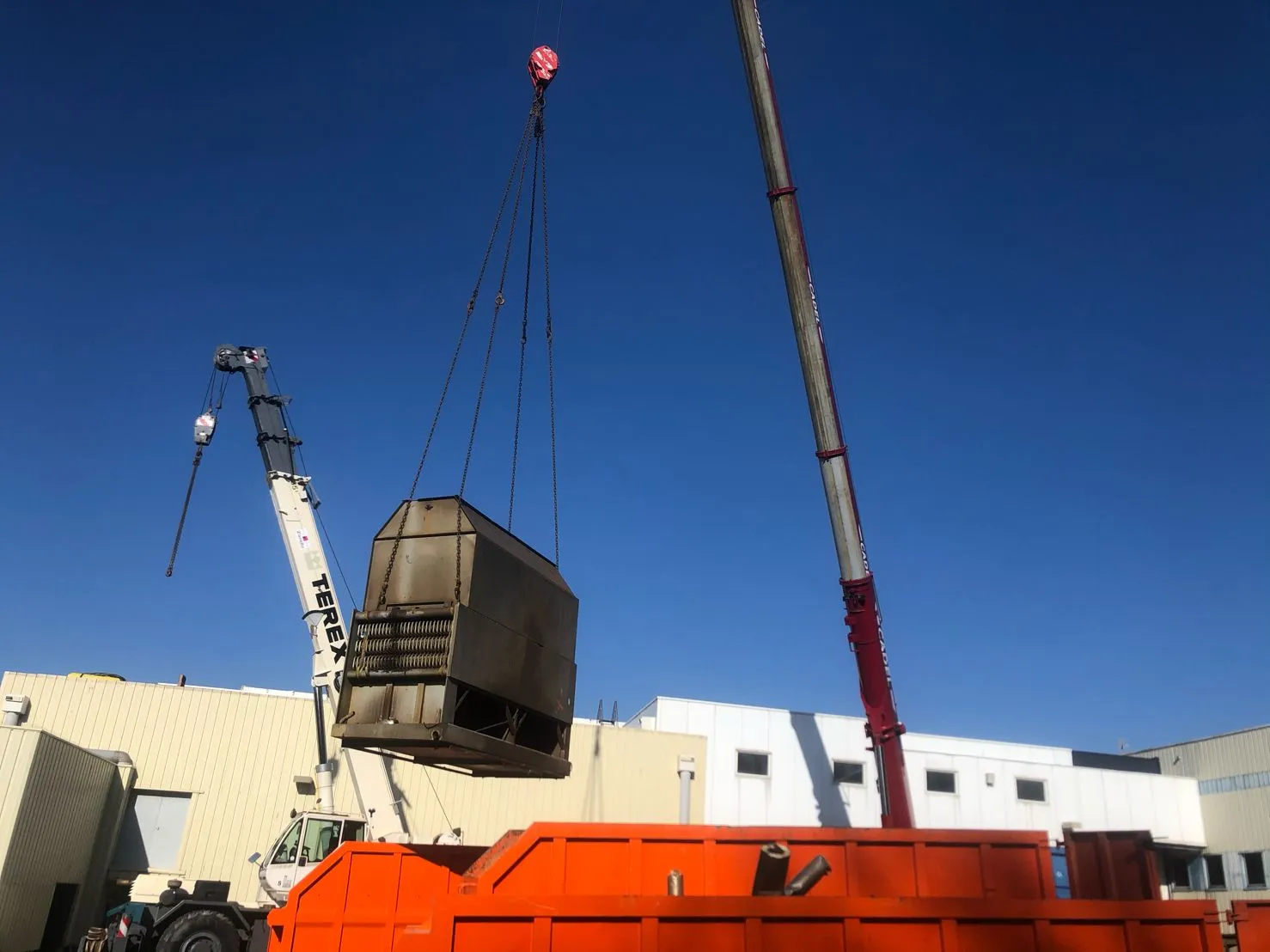 Démontage d'équipement de levage avec grue sur un site industriel à Nantes