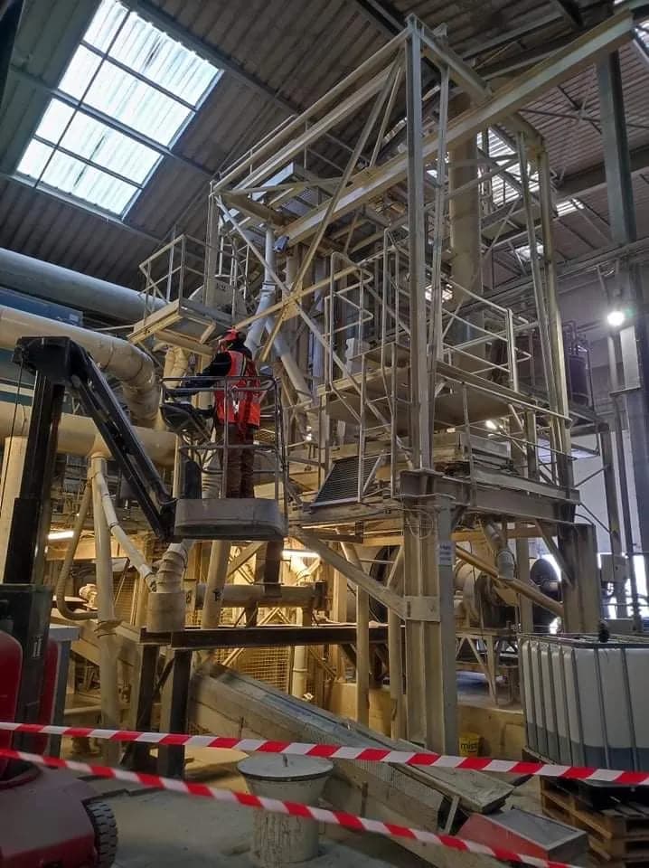 Démontage de machine industrielle avec nacelle à Vannes, Morbihan
