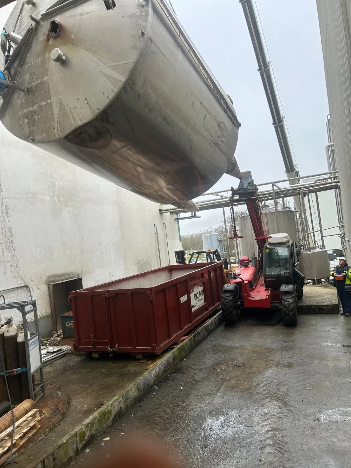Cuve inox industrielle sortie entière à l'aide d'un télescopique après détachement des liaisons à froid