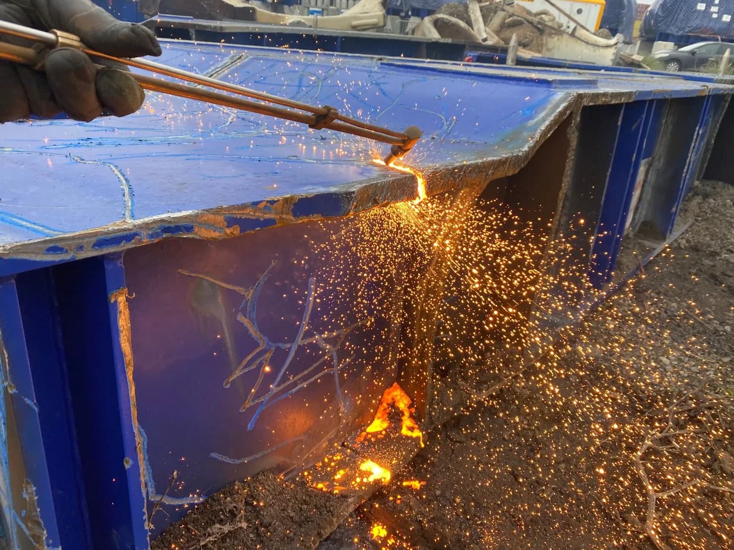 Opérateur réalisant un oxycoupage manuel sur une structure métallique industrielle